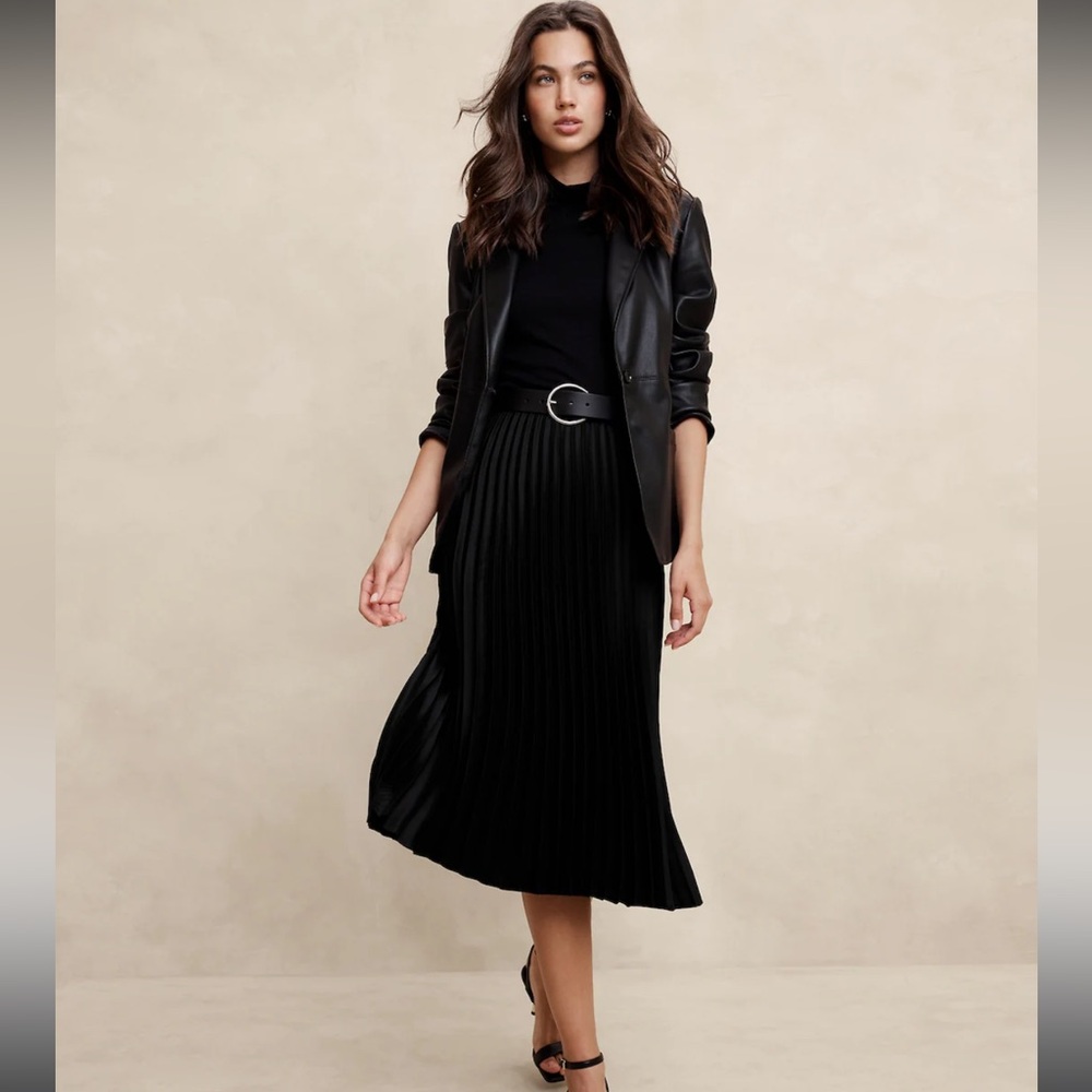 Banana Republic Elegant Black Pleated Skirt